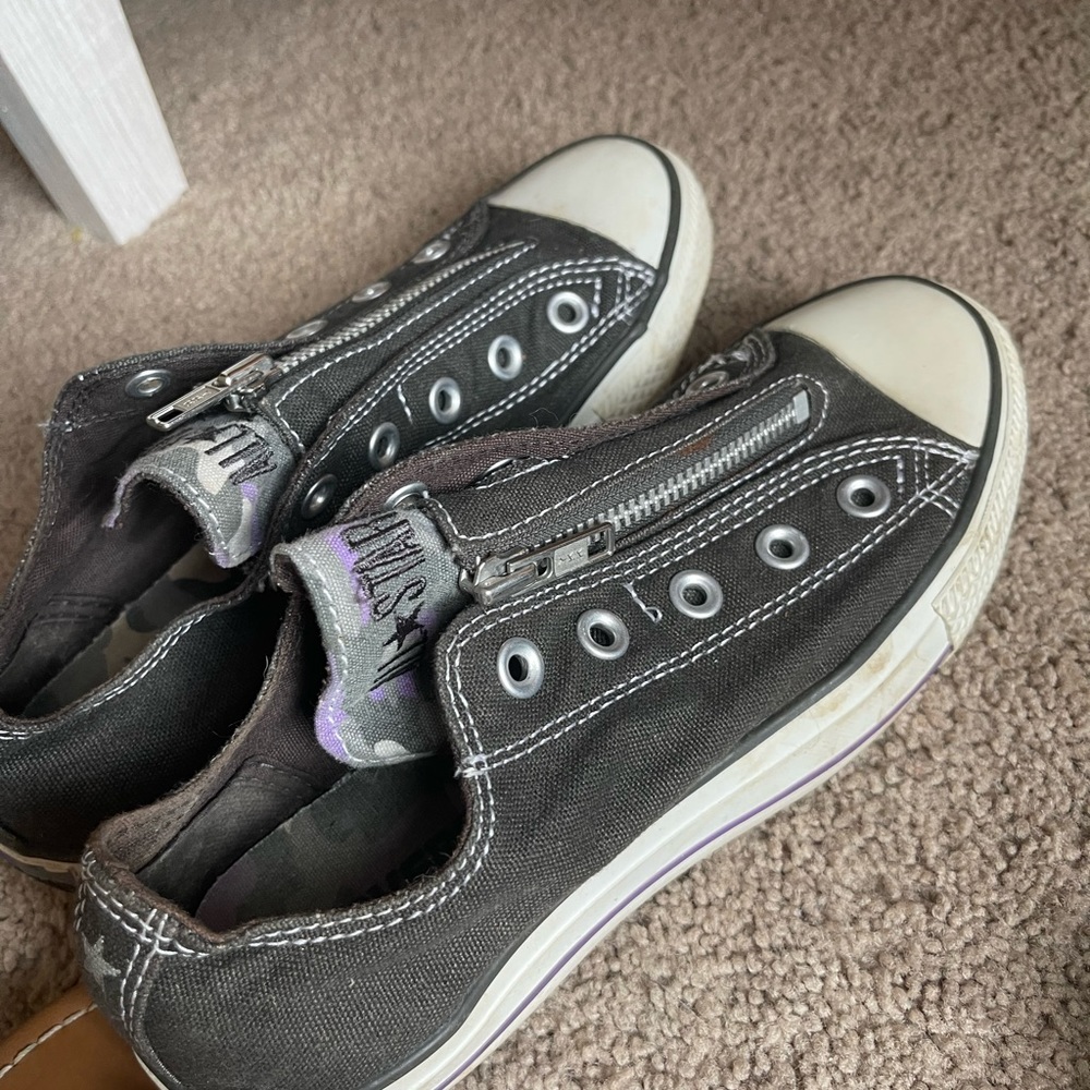 Size 6, converse Allstar